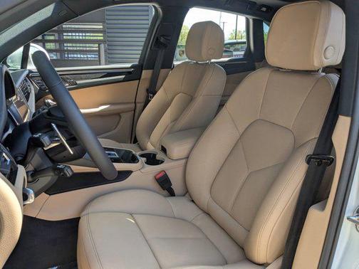 Carrara White Metallic 2026 Porsche Macan Macan