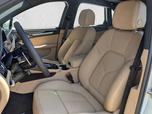 Carrara White Metallic 2026 Porsche Macan Macan