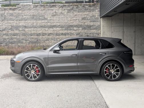 Quartzite Grey Metallic 2023 Porsche Cayenne GTS