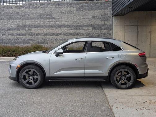 Dolomite Silver Metallic 2025 Porsche Macan