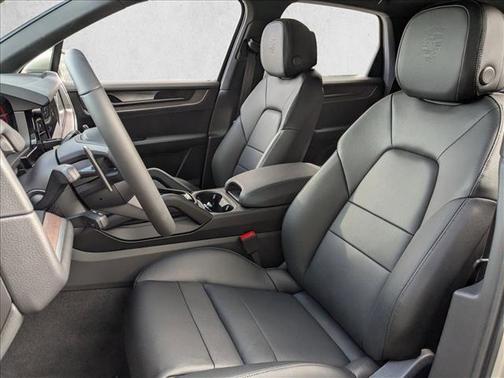 Cashmere Beige Metallic 2026 Porsche Cayenne Cayenne