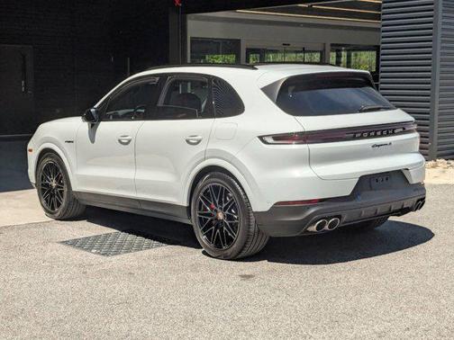 Carrara White Metallic 2026 Porsche Cayenne Cayenne S E-Hybrid