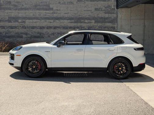 Carrara White Metallic 2026 Porsche Cayenne Cayenne S E-Hybrid