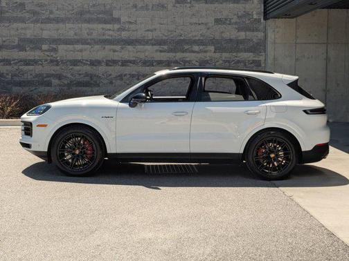 Carrara White Metallic 2026 Porsche Cayenne Cayenne S E-Hybrid