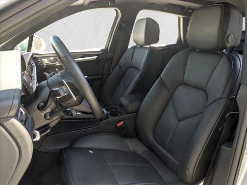 Dolomite Silver Metallic 2026 Porsche Macan Macan