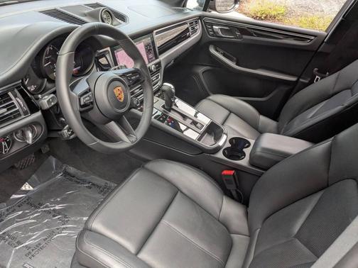 Jet Black Metallic 2023 Porsche Macan