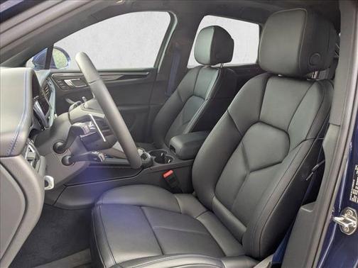 Gentian Blue Metallic 2026 Porsche Macan Macan