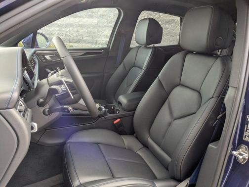 Gentian Blue Metallic 2026 Porsche Macan Macan