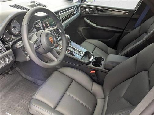 Gentian Blue Metallic 2026 Porsche Macan Macan