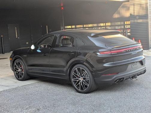 Chromite Black Metallic 2026 Porsche Cayenne Cayenne S E-Hybrid
