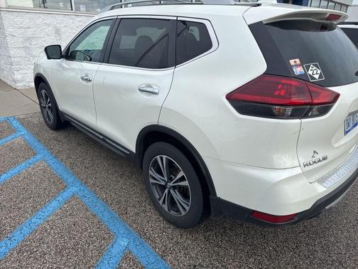 Pearl White 2018 Nissan Rogue SL