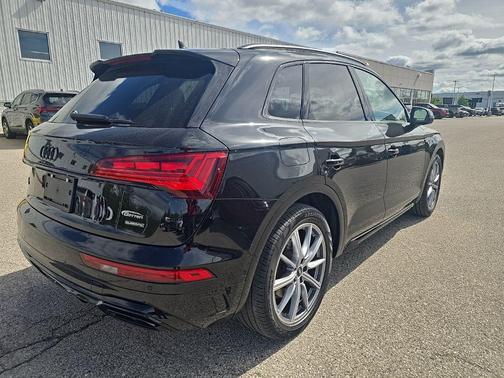 Mythos Black Metallic 2024 Audi Q5 e 55 S line Prestige