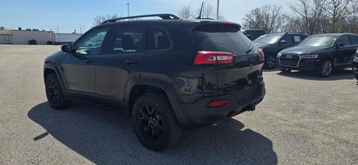 Diamond Black Crystal Pearlcoat 2017 Jeep Cherokee Trailhawk