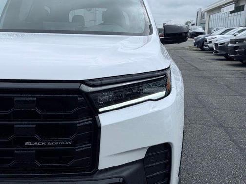 Platinum White Pearl 2026 Honda Pilot Black Edition