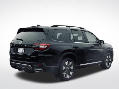 Crystal Black Pearl 2026 Honda Pilot Touring