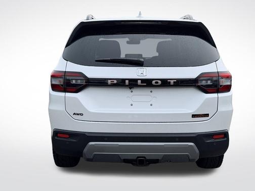 Platinum White Pearl 2026 Honda Pilot TrailSport