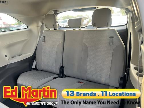 2022 Toyota Sienna LE
