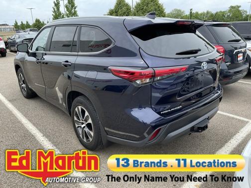 Gray 2023 Toyota Highlander Hybrid XLE