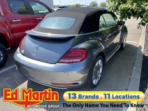 Platinum Gray Metallic/Black Roof 2018 Volkswagen Beetle 2.0T SE
