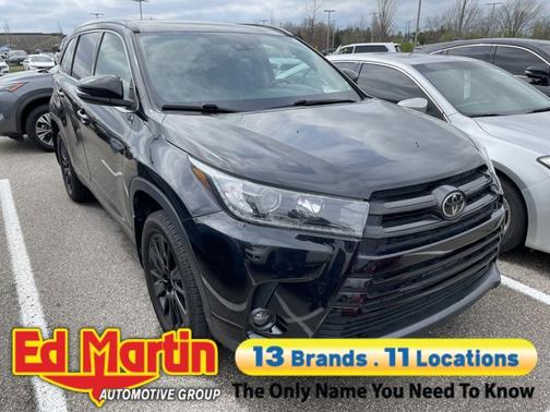 Midnight Black Metallic 2019 Toyota Highlander SE