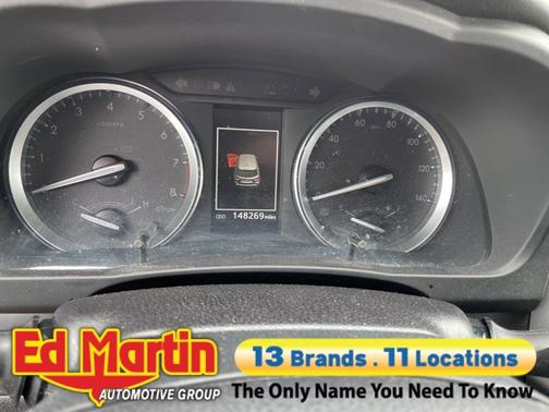 Midnight Black Metallic 2019 Toyota Highlander SE