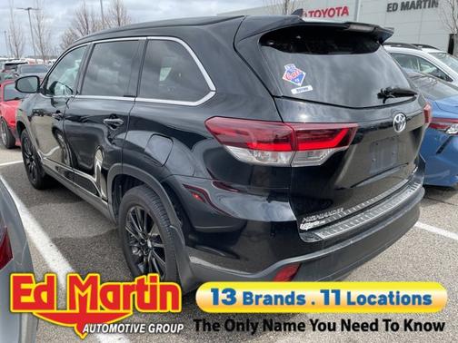 Midnight Black Metallic 2019 Toyota Highlander SE