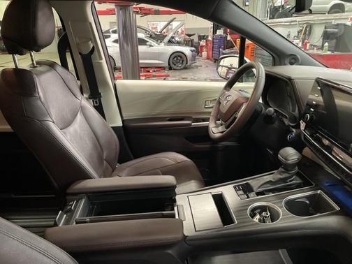 2024 Toyota Sienna Platinum