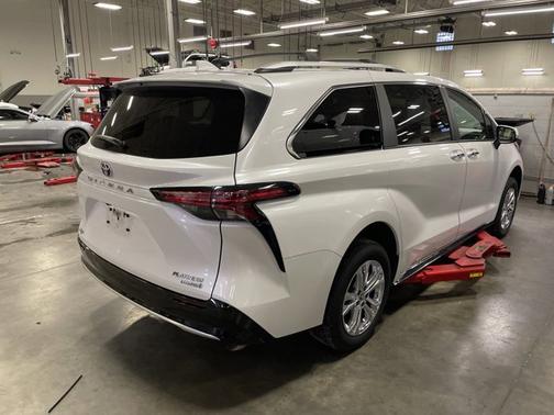 2024 Toyota Sienna Platinum