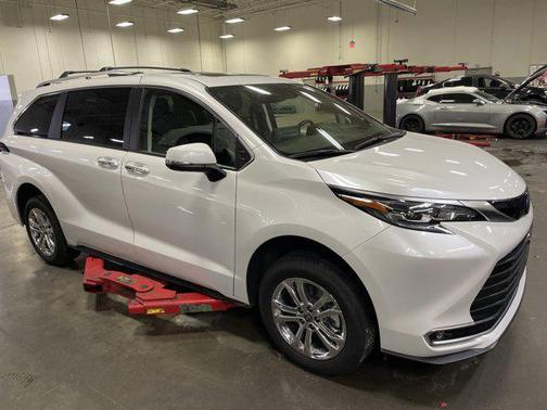 2024 Toyota Sienna Platinum