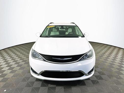 White 2017 Chrysler Pacifica Touring-L
