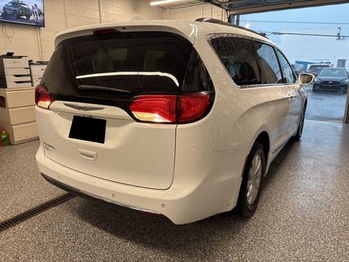 White 2017 Chrysler Pacifica Touring-L