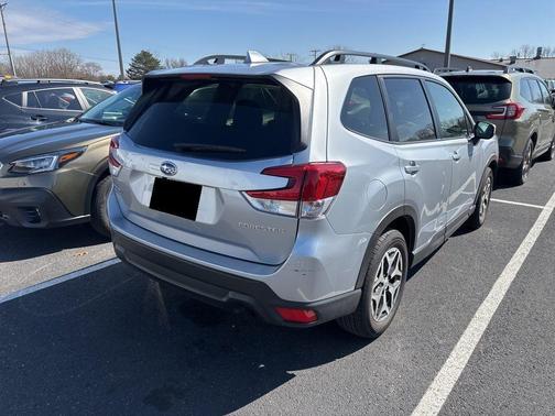 Ice Silver Metallic 2022 Subaru Forester Premium