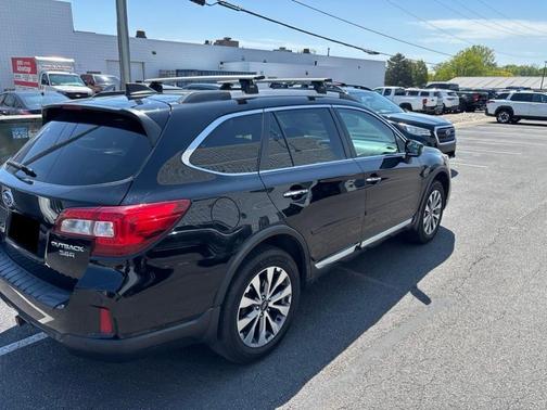 Crystal Black Silica 2017 Subaru Outback 3.6R Touring
