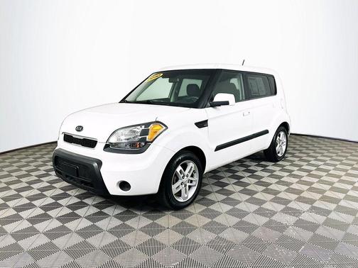 White 2010 Kia Soul +