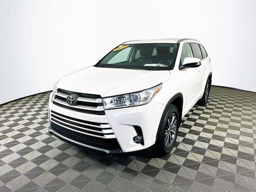 White 2018 Toyota Highlander XLE