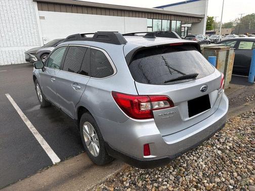 Ice Silver Metallic 2017 Subaru Outback 2.5i Premium