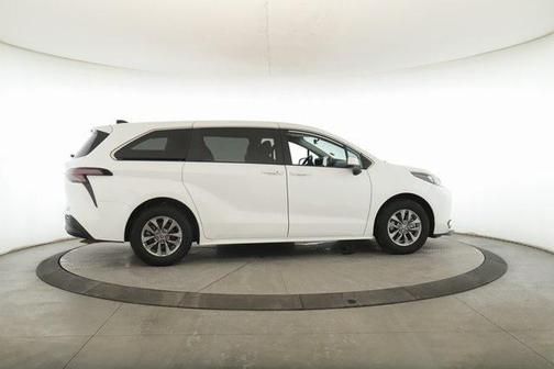 2024 Toyota Sienna LE