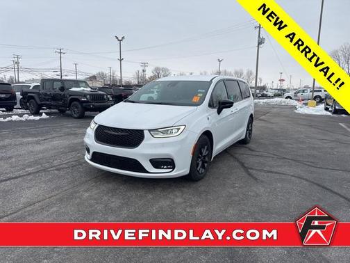 2024 Chrysler Pacifica Hybrid S Appearance Pkg