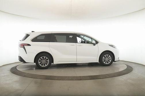 2024 Toyota Sienna LE