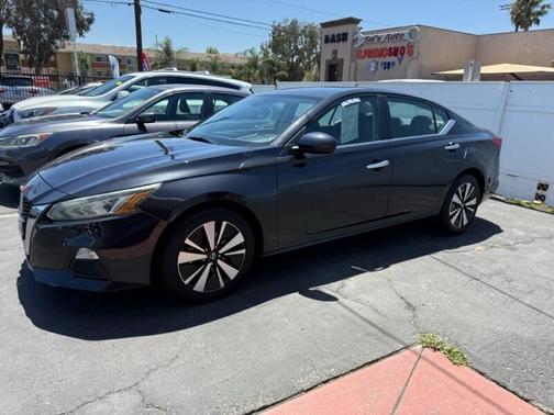 Super Black 2022 Nissan Altima 2.5 SV