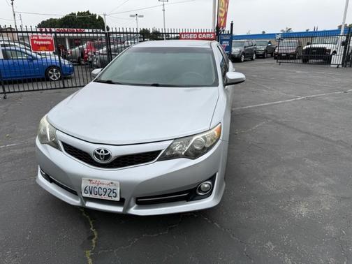 Classic Silver Metallic 2012 Toyota Camry SE