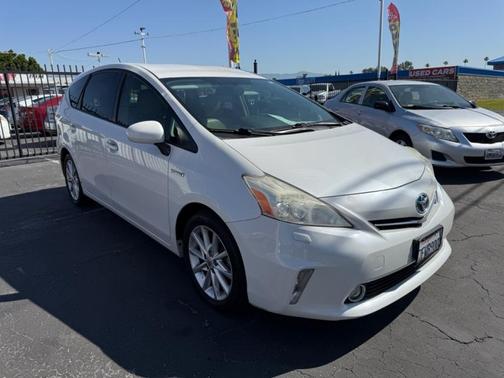 2014 Toyota Prius v Five