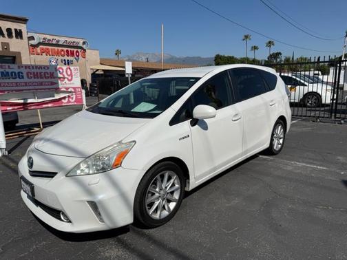 2014 Toyota Prius v Five