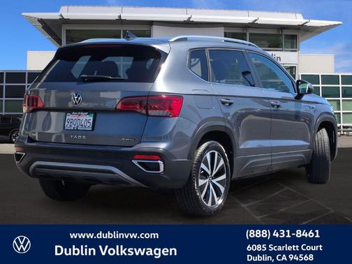 Platinum Gray Metallic 2022 Volkswagen Taos 1.5T SE