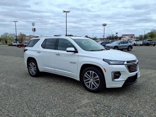 Iridescent Pearl Tricoat 2024 Chevrolet Traverse High Country