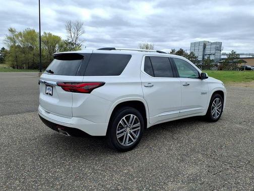 Iridescent Pearl Tricoat 2024 Chevrolet Traverse High Country