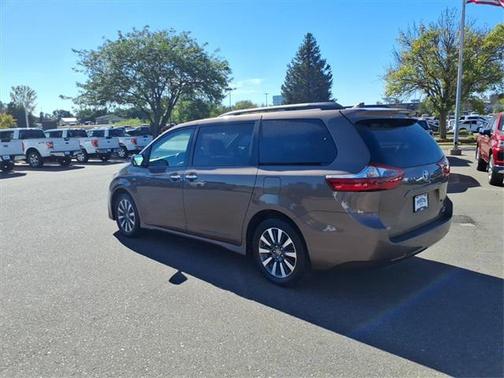 2020 Toyota Sienna SE