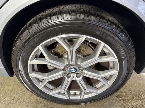 Skyscraper Grey Metallic 2025 BMW X7 xDrive40i