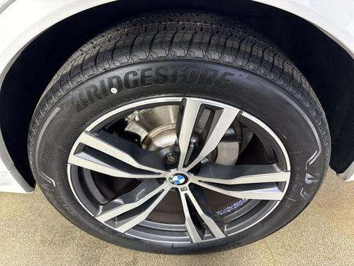 Mineral White Metallic 2026 BMW X7 xDrive40i