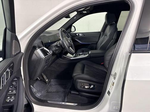Mineral White Metallic 2026 BMW X7 xDrive40i